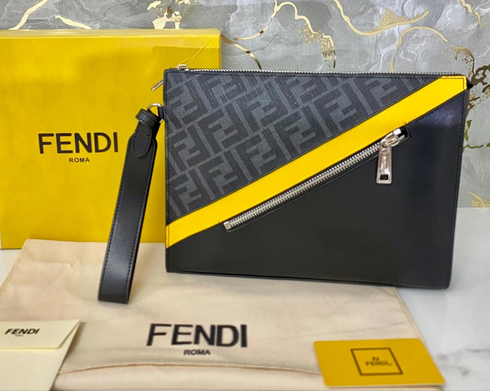 Clutch Fendi Diagonal Gialla