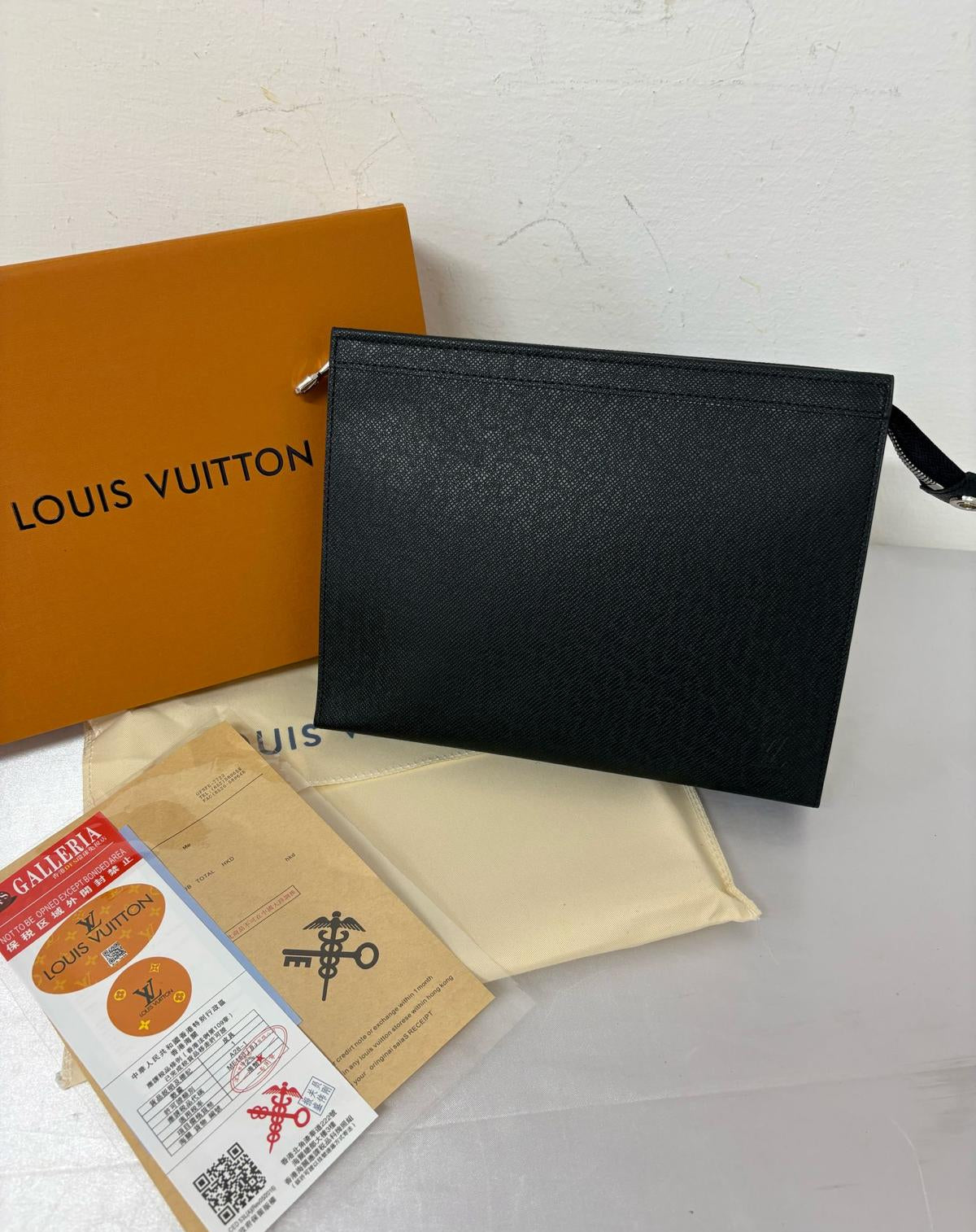 Louis Vuitton Nera pochette
